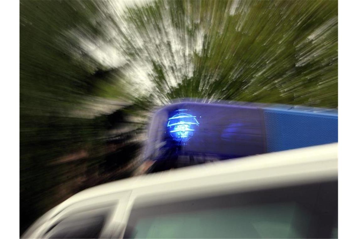 Das Blaulicht eines Polizeiautos leuchtet im Einsatz. Foto: Marcus Führer/dpa/Symbolbild