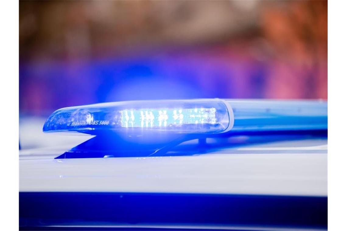 Das Blaulicht eines Polizeifahrzeugs ist zu sehen. Foto: Christoph Soeder/dpa/Symbolbild
