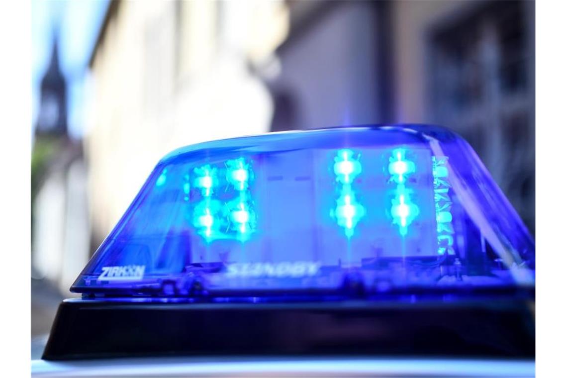 Autofahrer fährt in Haltestelle und flüchtet Das Blaulicht eines Polizeiwagen leuchtet. Foto: Patrick Seeger/dpa/Archivbild