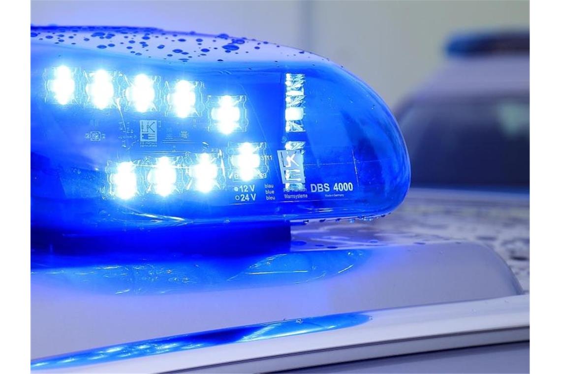 Das Blaulicht eines Streifenwagens der Polizei blinkt. Foto: Jens Wolf/dpa-Zentralbild/dpa/Symbolbild