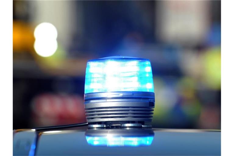 Das Blaulicht eines Streifenwagens der Polizei. Foto: Stefan Puchner/dpa/Symbolbild