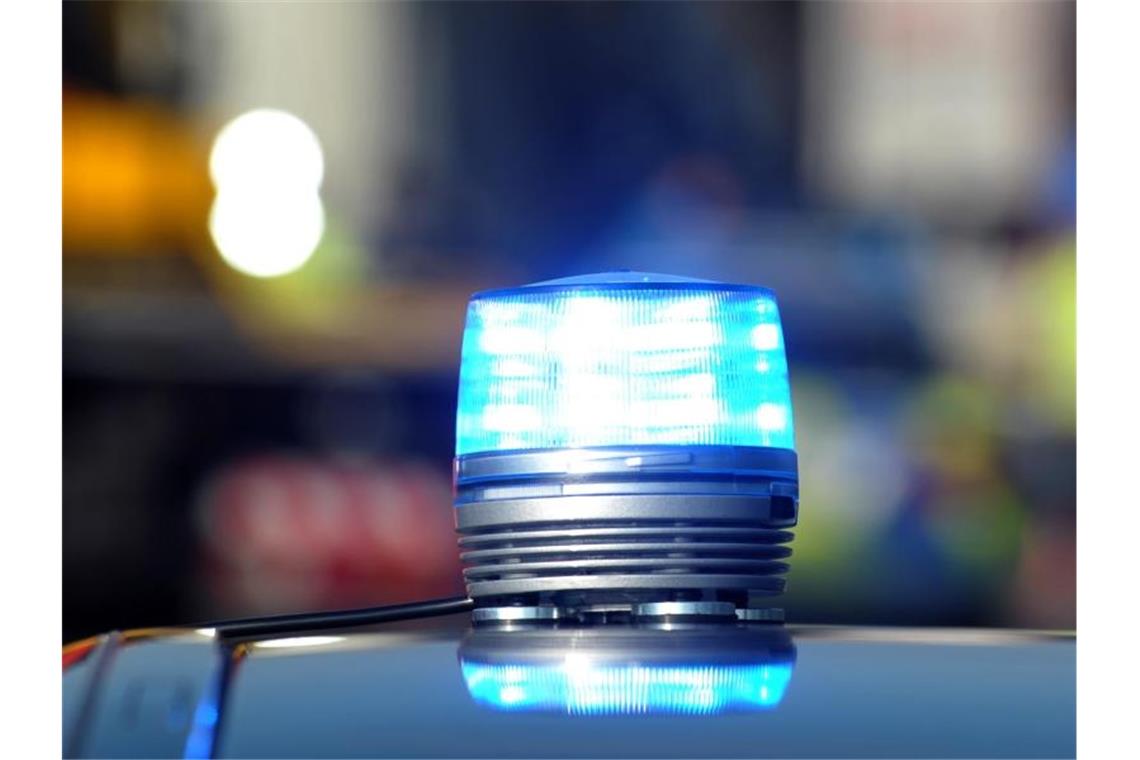 Das Blaulicht eines Streifenwagens der Polizei leucht auf. Foto: picture alliance/Stefan Puchner/dpa/Symbolbild