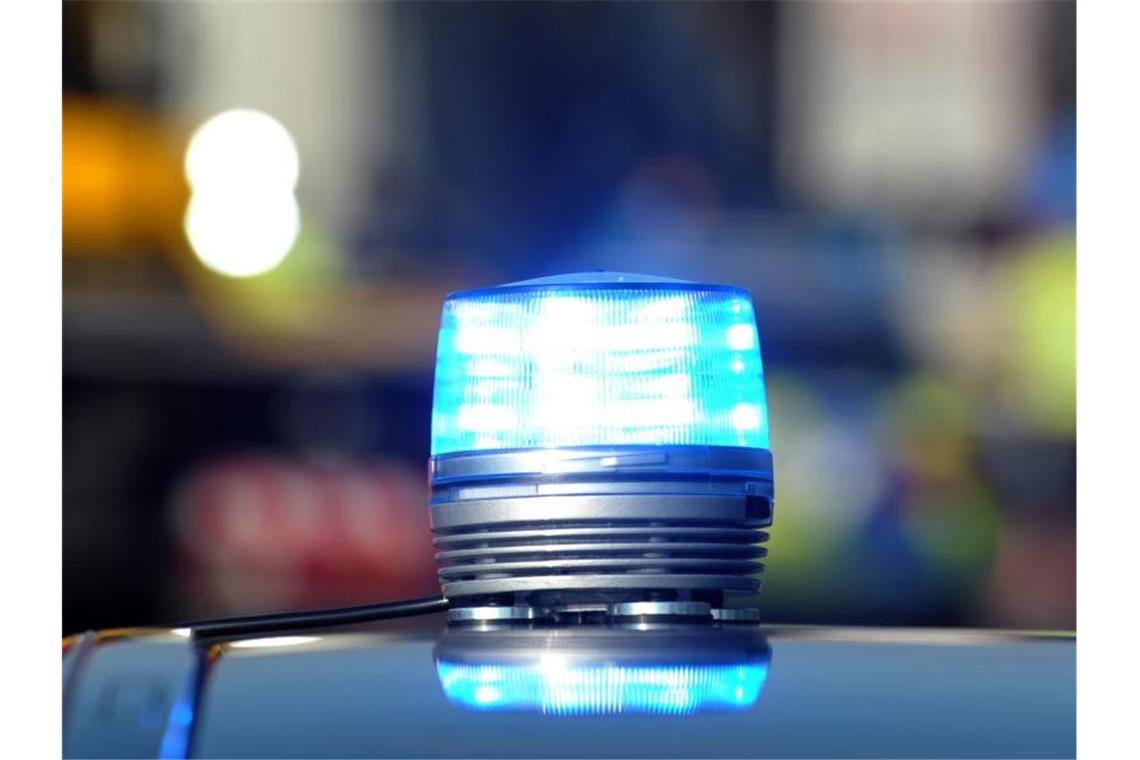 Das Blaulicht eines Streifenwagens der Polizei leuchtet. Foto: Stefan Puchner/dpa/Symbolbild