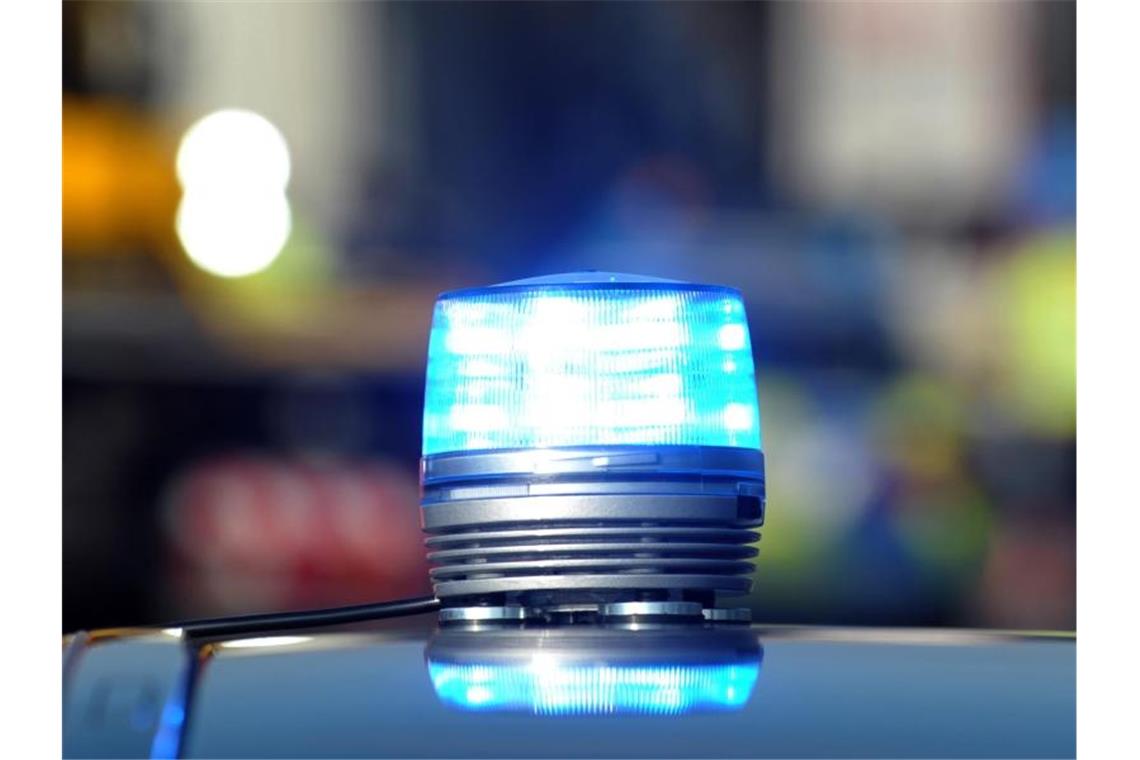 Das Blaulicht eines Streifenwagens der Polizei leuchtet. Foto: Stefan Puchner/dpa/Symbolbild