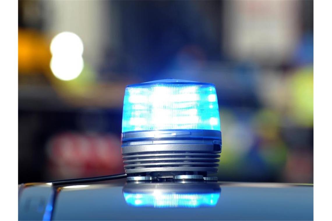 Autofahrer stirbt nach Frontalkollision mit Lastwagen Das Blaulicht eines Streifenwagens der Polizei leuchtet bei einem Unfall. Foto: Stefan Puchner/Archivbild