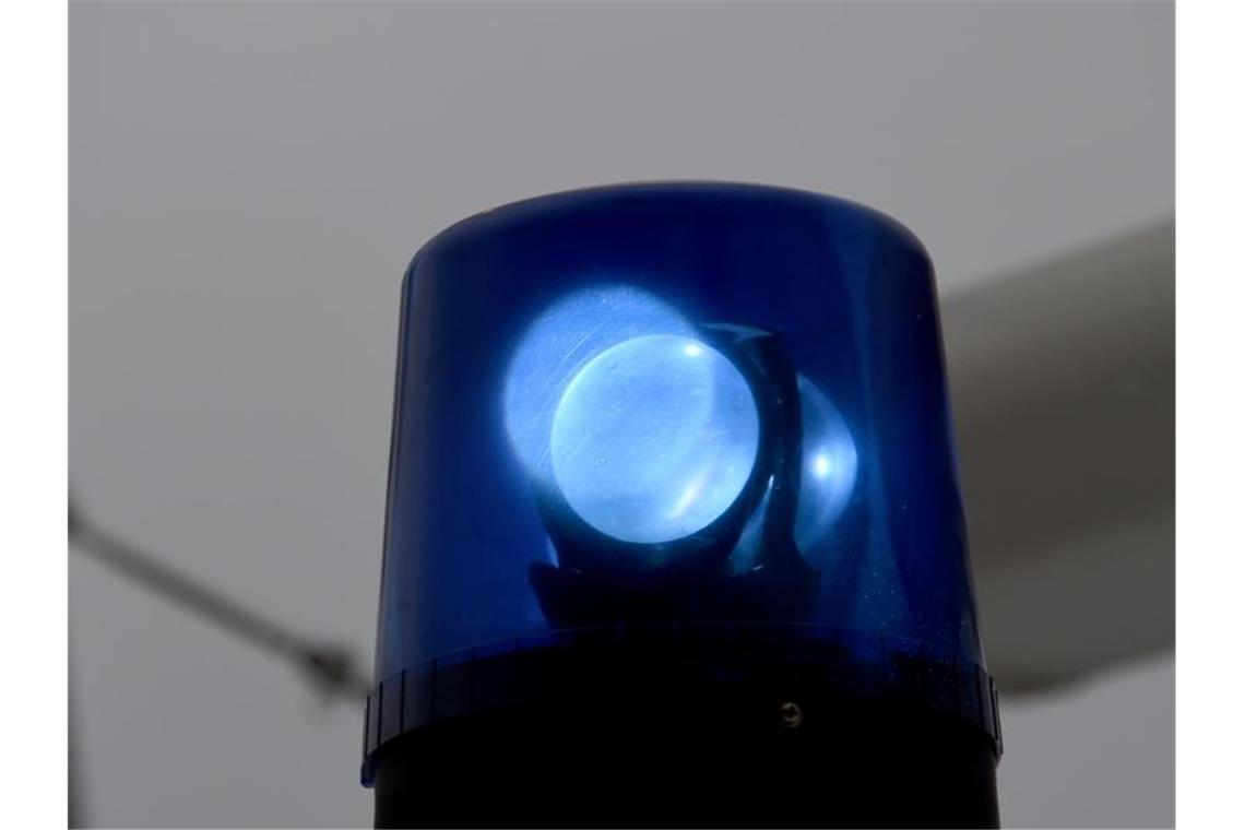 Das Blaulicht ist an einem Boot der Wasserschutzpolizei eingeschaltet. Foto: Carsten Rehder/dpa/Archivbild
