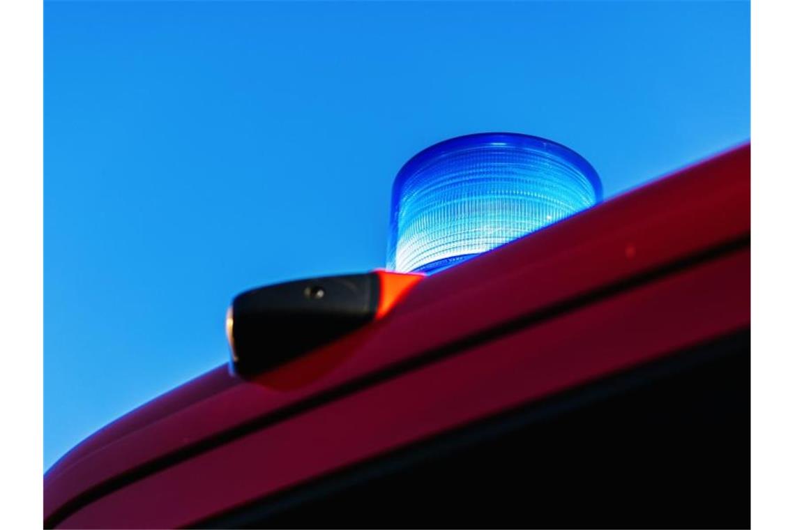 Das Blaulicht leuchtet auf dem Dach eines Feuerwehrfahrzeugs. Foto: Philipp von Ditfurth/dpa/Symbolbild