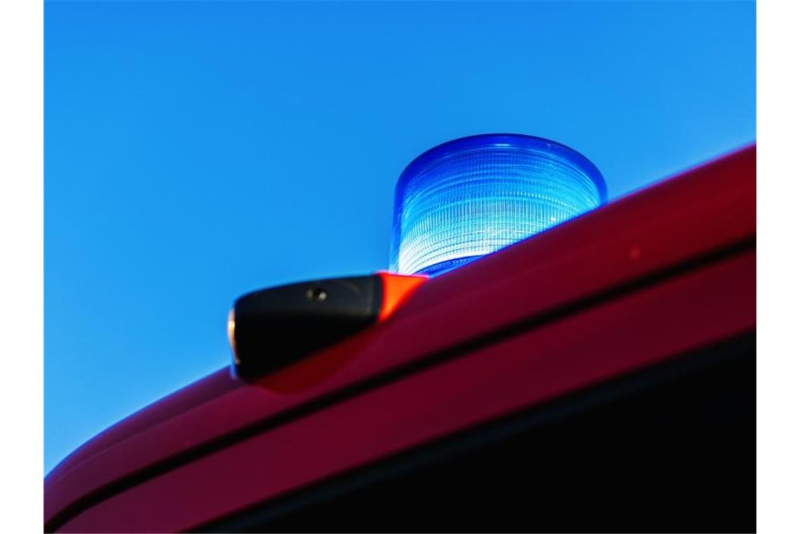 Elf Menschen bei Rauchgasvergiftung verletzt Das Blaulicht leuchtet auf dem Dach eines Feuerwehrfahrzeugs. Foto: Philipp von Ditfurth/dpa/Symbolbild