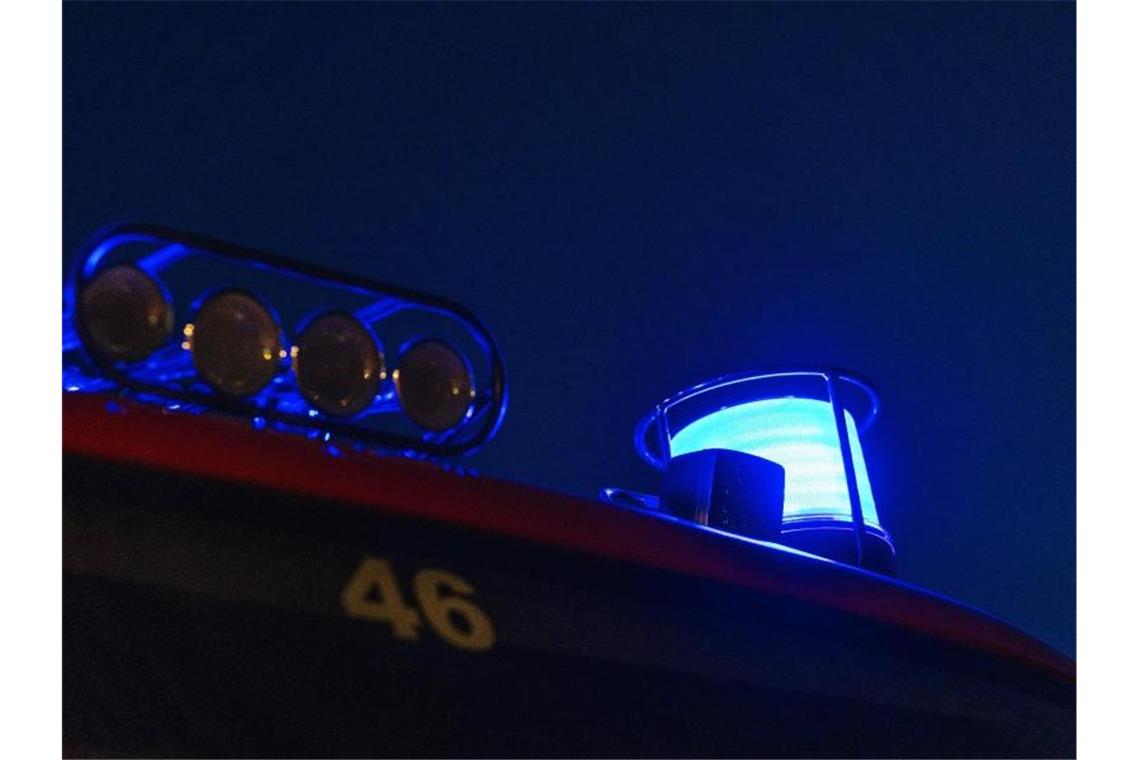 Lastwagenanhänger brennt auf Autobahn bei Freiburg Das Blaulicht leuchtet auf dem Dach eines Feuerwehrfahrzeugs. Foto: Philipp von Ditfurth/dpa/Symbolbild