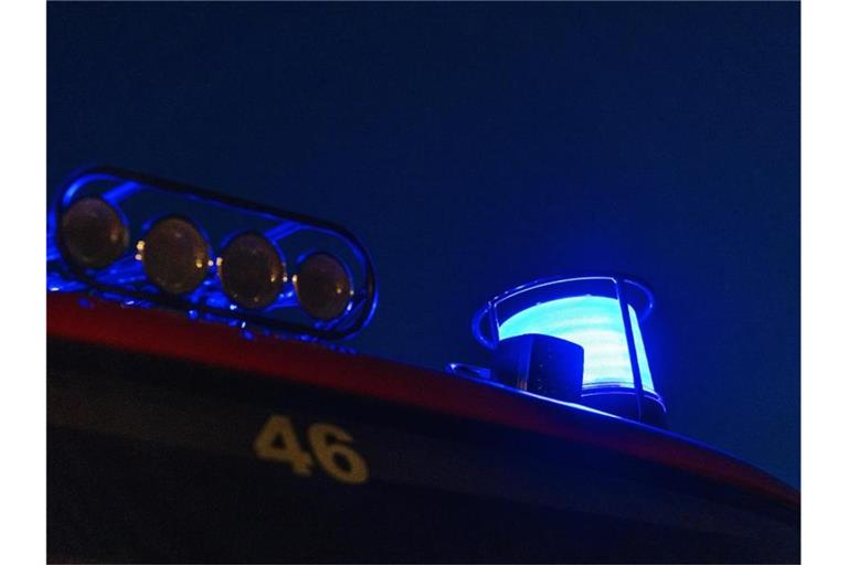 Das Blaulicht leuchtet auf dem Dach eines Feuerwehrfahrzeugs. Foto: Philipp von Ditfurth/dpa/Symbolbild