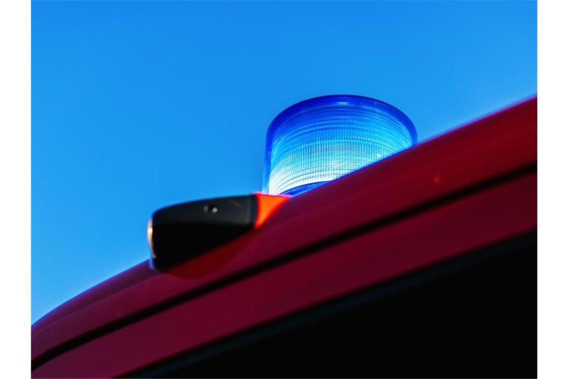 Das Blaulicht leuchtet auf dem Dach eines Feuerwehrfahrzeugs. Foto: Philipp von Ditfurth/dpa/Symbolbild