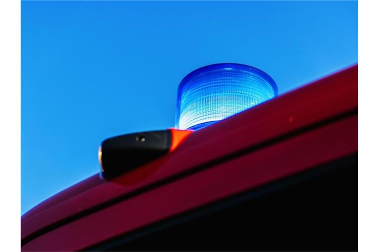 Das Blaulicht leuchtet auf dem Dach eines Feuerwehrfahrzeugs. Foto: Philipp von Ditfurth/dpa/Symbolbild