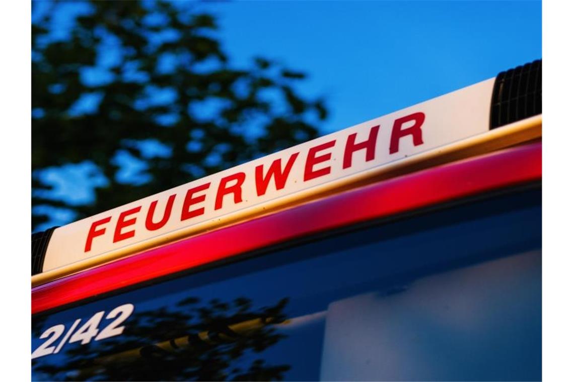 Feuerwehr und Passanten retten Senioren aus dem Neckar