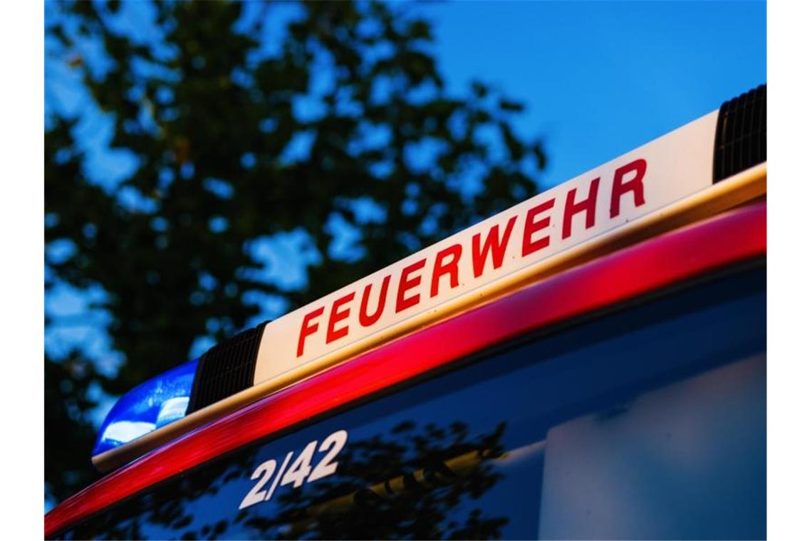 Das Blaulicht leuchtet auf dem Dach eines Einsatzfahrzeugs der Feuerwehr. Foto: Philipp von Ditfurth/dpa/Symbolbild