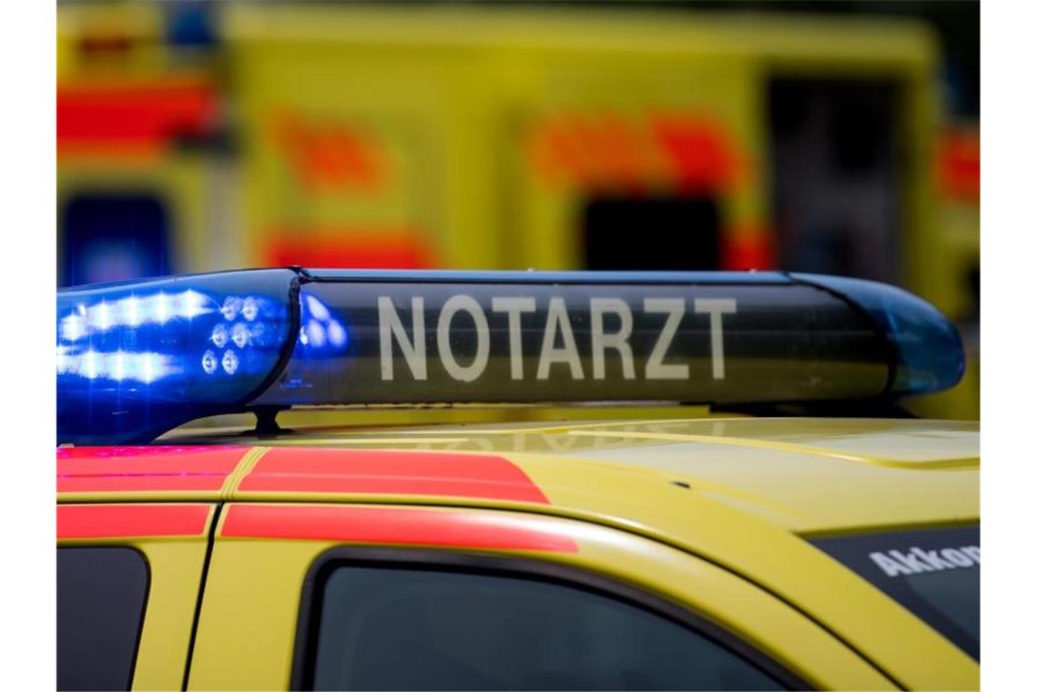 Mann verwechselt Gaspedal mit Bremse: Frau schwer verletzt Das Blaulicht leuchtet auf dem Dach eines Notarztwagens. Foto: Monika Skolimowska/dpa-Zentralbild/dpa/Symbolbild