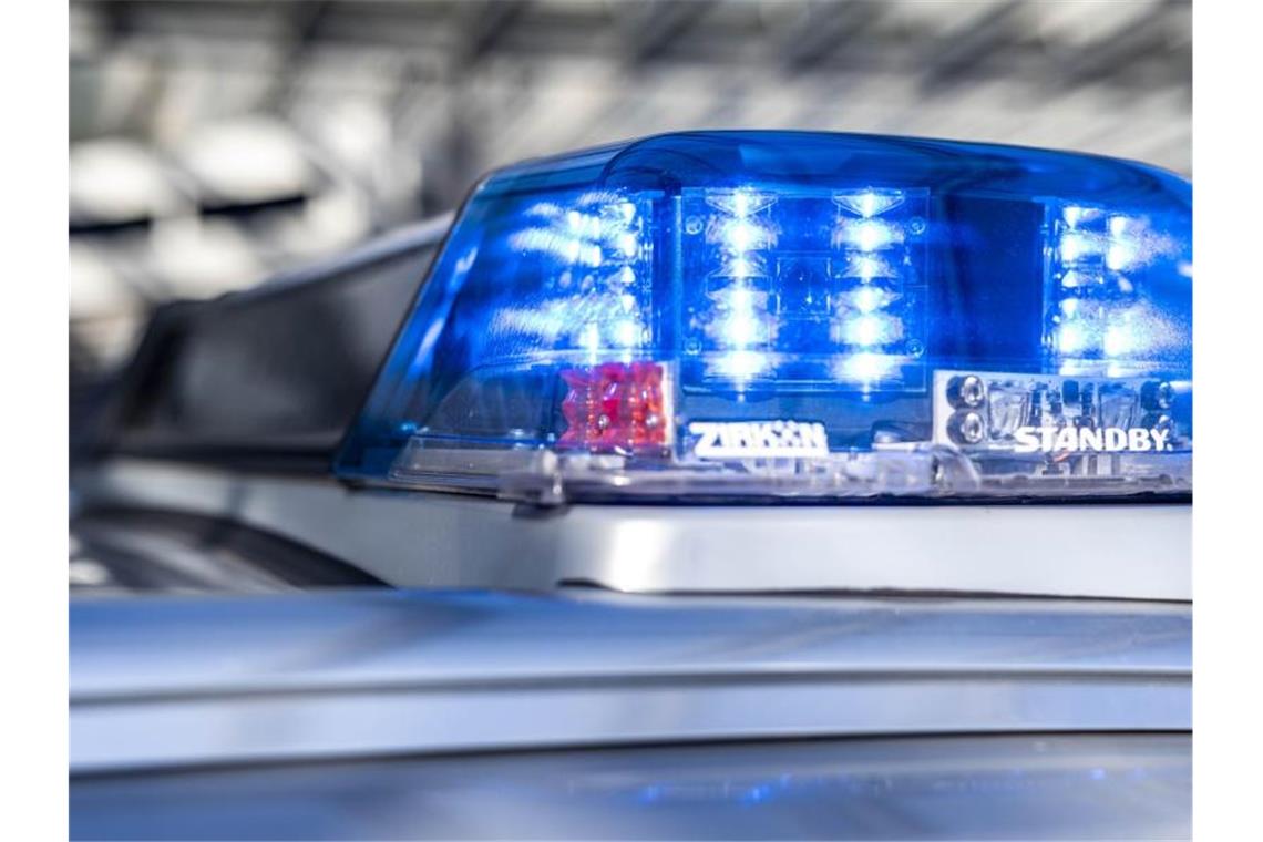Unbekannte beschädigen zwei Häcksler: Polizei ermittelt Das Blaulicht leuchtet auf dem Dach eines Polizeiwagens. Foto: David Inderlied/dpa/Symbolbild