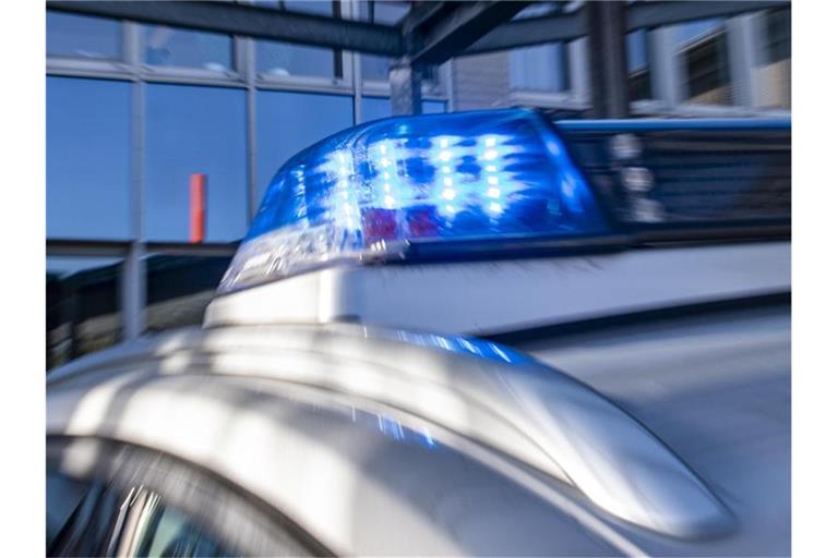 Das Blaulicht leuchtet auf dem Dach eines Polizeiwagens. Foto: David Inderlied/dpa/Illustration