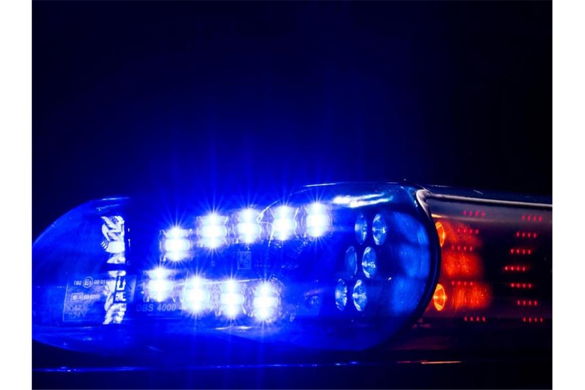 Das Blaulicht leuchtet auf dem Dach eines Polizeiwagens. Foto: Monika Skolimowska/dpa-Zentralbild/ZB/Symbolbild