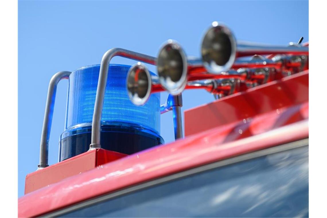 Chlorgas tritt in Schwimmbad aus Das Blaulicht leuchtet auf einem Einsatzfahrzeug der Feuerwehr. Foto: Robert Michael/dpa-Zentralbild/ZB/Symbolbild