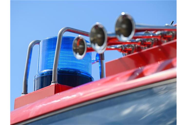 Das Blaulicht leuchtet auf einem Einsatzfahrzeug der Feuerwehr. Foto: Robert Michael/dpa-Zentralbild/ZB/Symbolbild