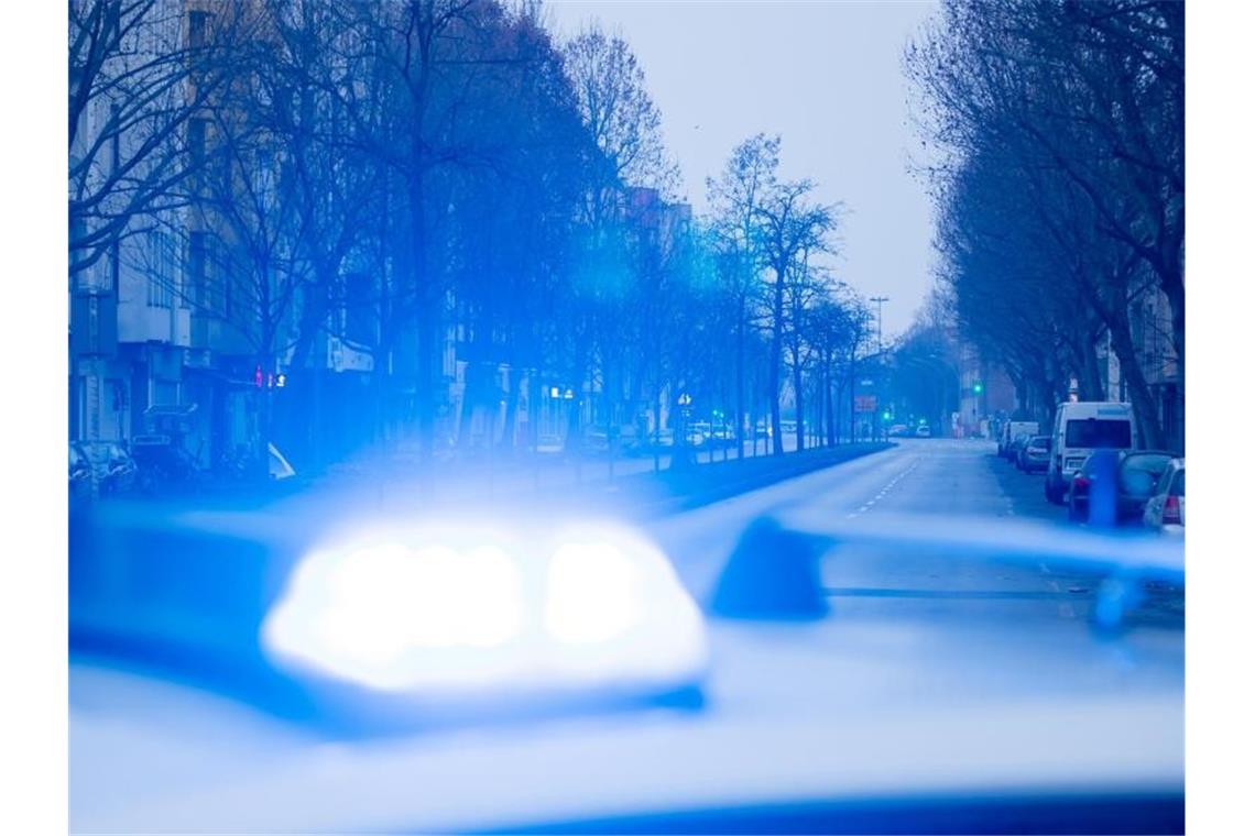 Besen als Waffe bei Streit zwischen Autofahrern Das Blaulicht leuchtet auf einem Polizeiwagen. Foto: Christoph Soeder/dpa/Symbolbild