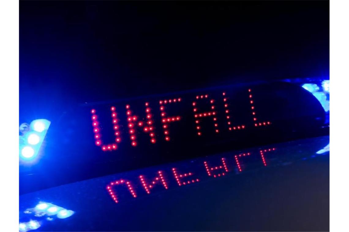 Drei Leichtverletzte bei Unfall auf der Bundesstraße 30 Das Blaulicht und der Hinweis „Unfall“ leuchten auf einem Fahrzeug der Polizei. Foto: Monika Skolimowska/dpa-Zentralbild/ZB/Illustration