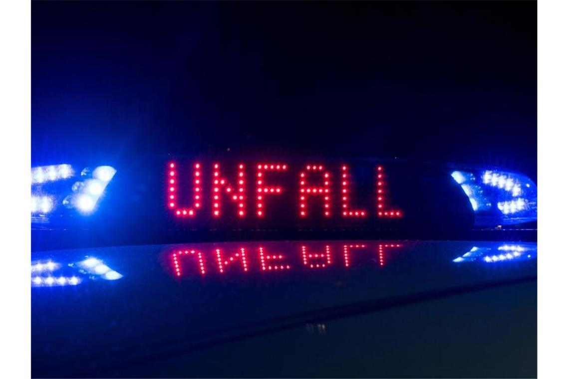 Das Blaulicht und der Hinweis „Unfall“ leuchten auf einem Fahrzeug der Polizei. Foto: Monika Skolimowska/dpa-Zentralbild/ZB/Symbolbild
