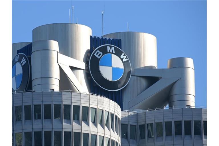 Das BMW-Logo auf dem Firmensitz des Automobilherstellers. Foto: Tobias Hase/dpa