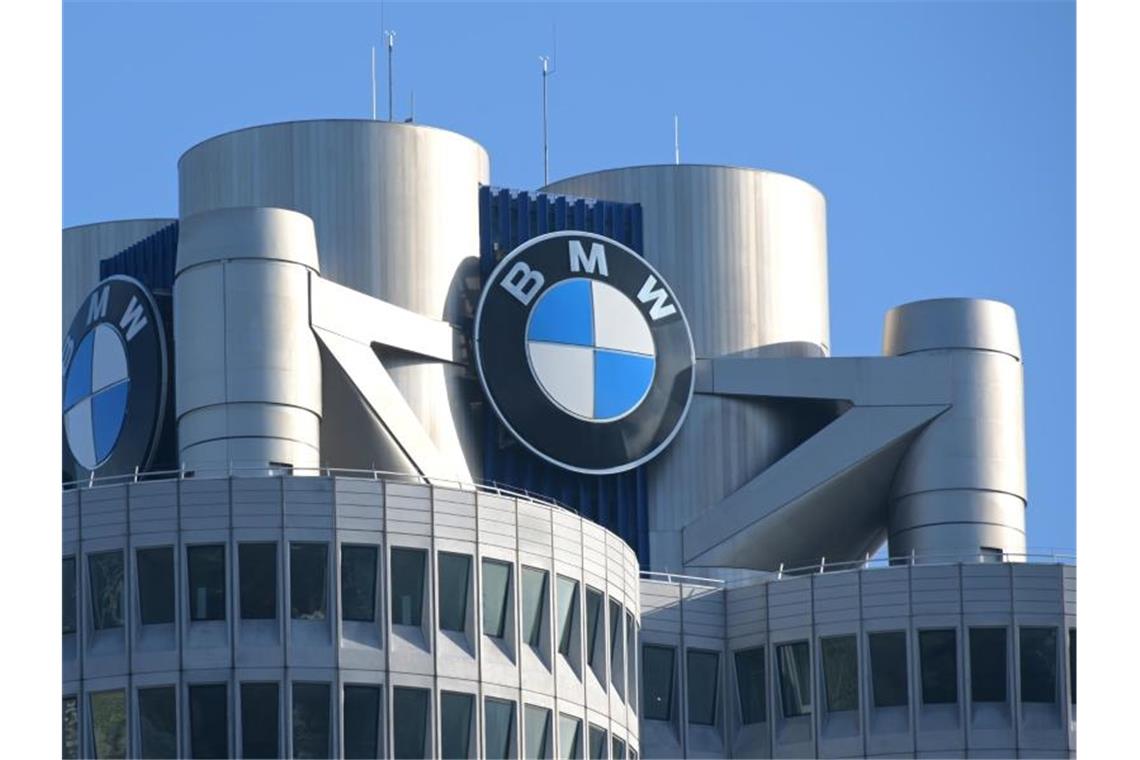 Das BMW-Logo auf dem Firmensitz des Automobilherstellers BMW in München. Foto: Tobias Hase/dpa