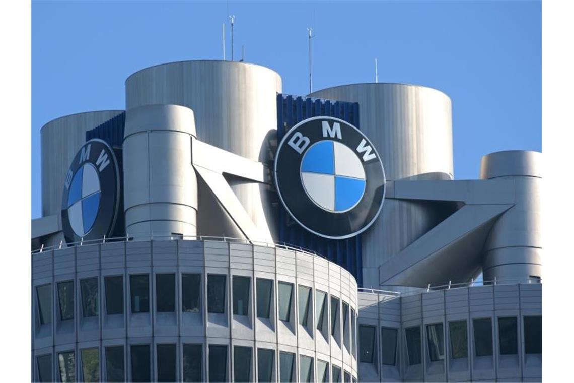 Das BMW-Logo auf dem Firmensitz in München. Foto: Tobias Hase/dpa