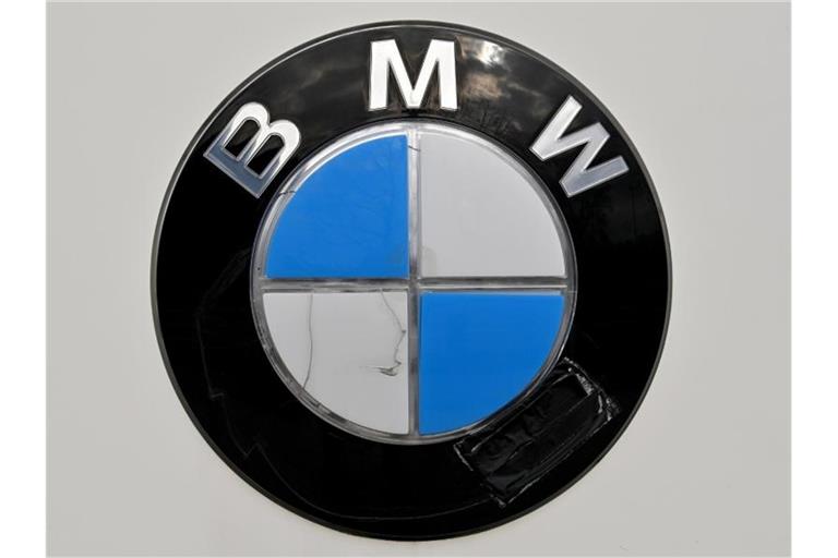 Das BMW-Logo vor der Konzernzentrale in der bayerischen Landeshauptstadt. Foto: Peter Kneffel/dpa/Archivbild