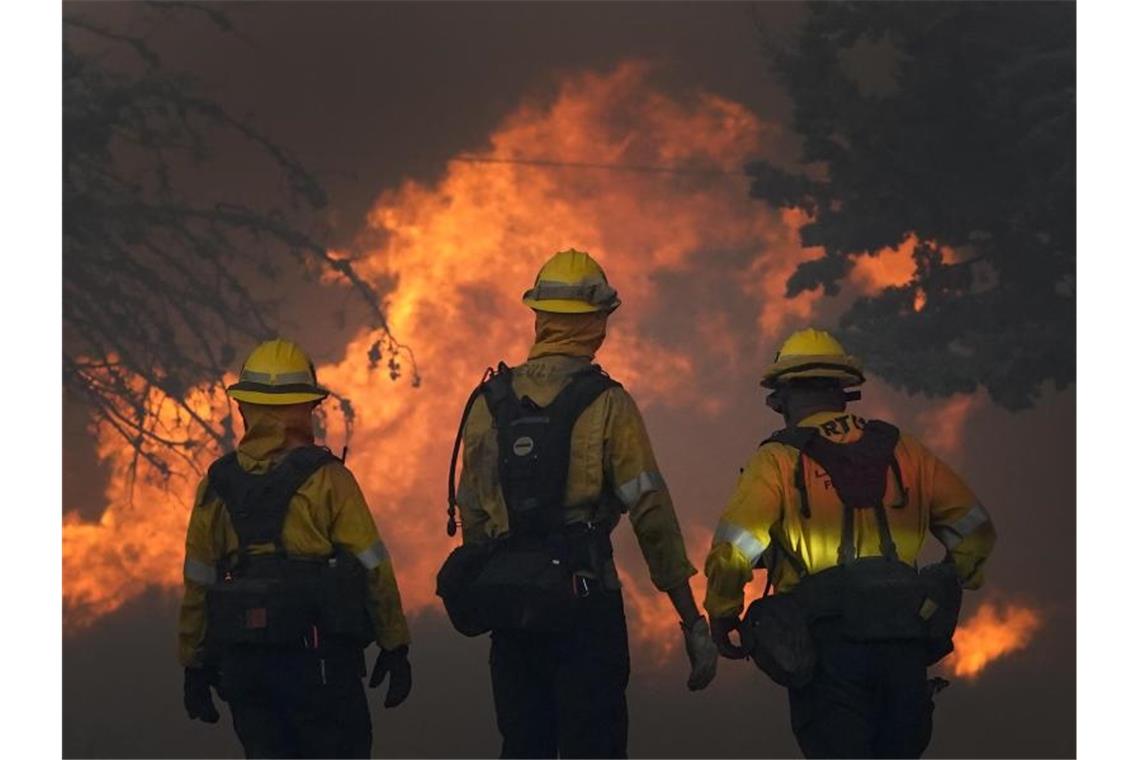 Waldbrände in Kalifornien treiben Bewohner in die Flucht Das Bobcat-Feuer brennt in der Gegend von Juniper Hills im Antelope Valley weiter. Foto: Marcio Jose Sanchez/AP/dpa