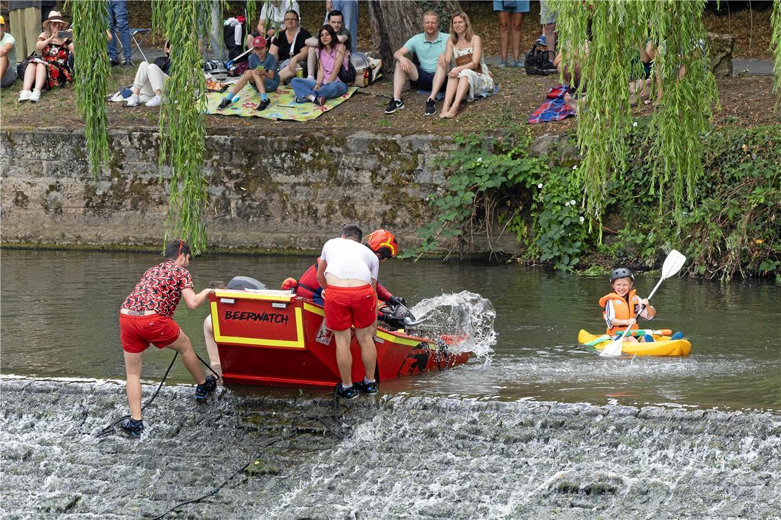 Das Boot Beerwatch ist mit Wasser vollgelaufen und der DLRG-Helfer hilft beim Au...