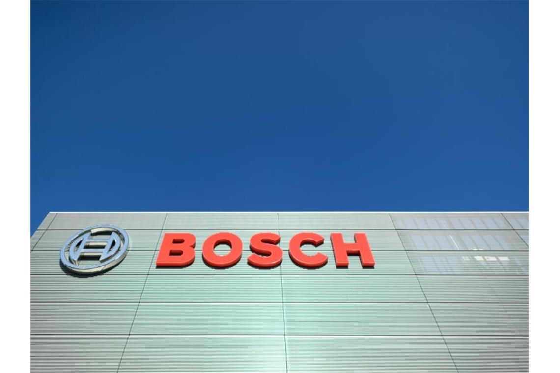 Das Bosch-Logo ist an der Fassade der Halbleiterfabrik zu sehen. Foto: Robert Michael/dpa-Zentralbild/dpa
