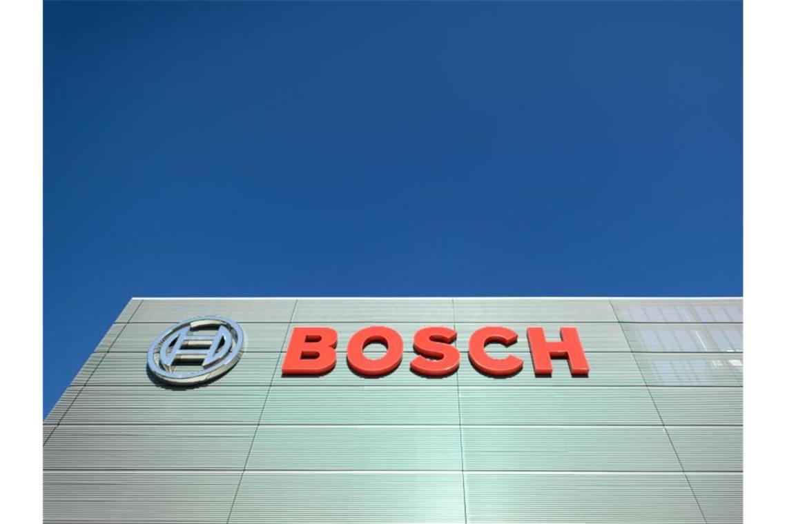 Bosch: 250 Millionen Euro in Halbleiterfertigung investiert Das Bosch-Logo ist an der Fassade der Halbleiterfabrik zu sehen. Foto: Robert Michael/dpa-Zentralbild/dpa/Symbolbild