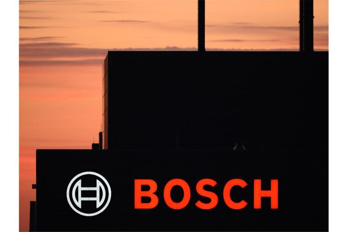 Das Bosch-Logo ist an einer Fabrik zu sehen. Foto: Sebastian Kahnert/dpa-Zentralbild/dpa/Archivbild