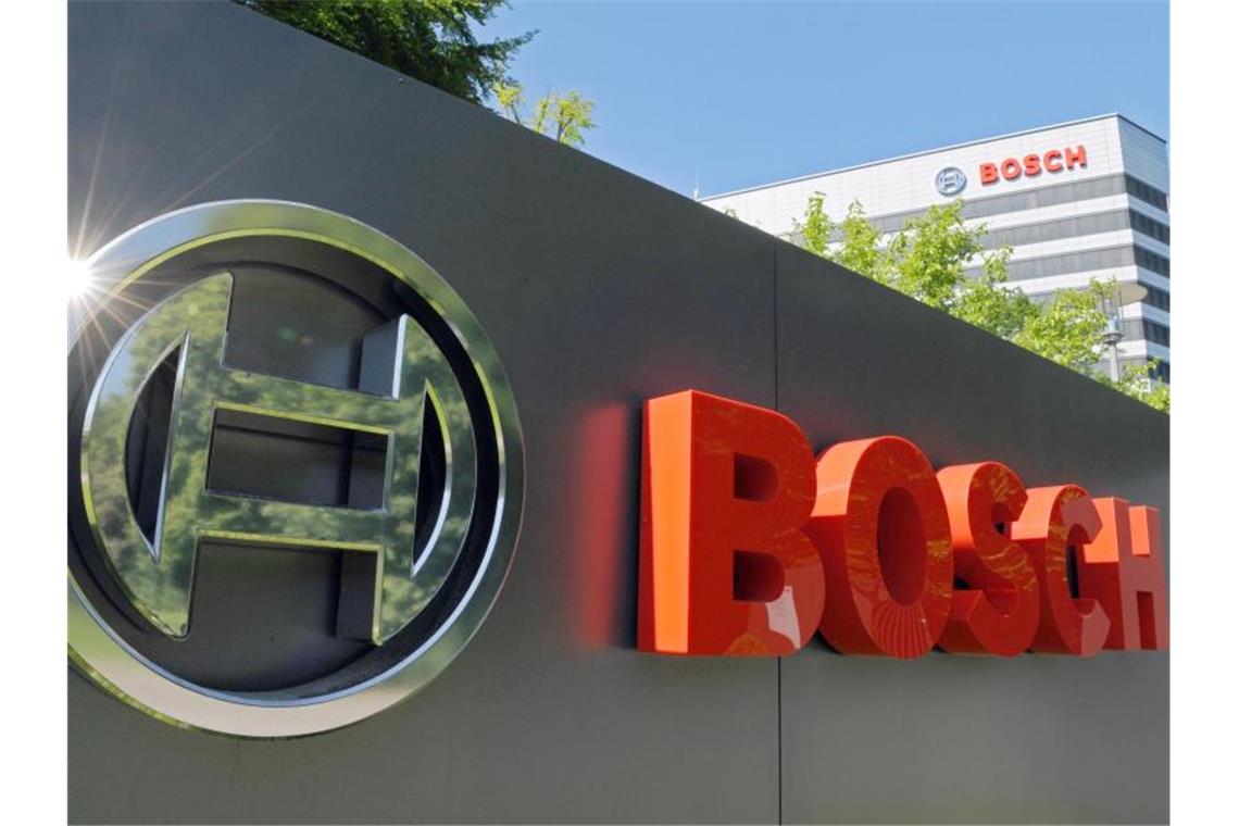 Das Bosch-Logo ist vor der Bosch-Konzernzentrale auf der Schillerhöhe zu sehen. Foto: Marijan Murat/dpa/Archivbild