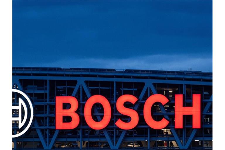 Das Bosch-Logo leuchtet an einem Parkhaus. Foto: Sebastian Gollnow/dpa/Symbolbild
