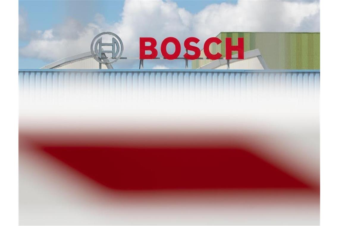 Das Bosch Logo steht auf dem Werksgelände der Robert Bosch Automotive Steering GmbH in Bietigheim. Foto: Tom Weller/dpa/Archivbild