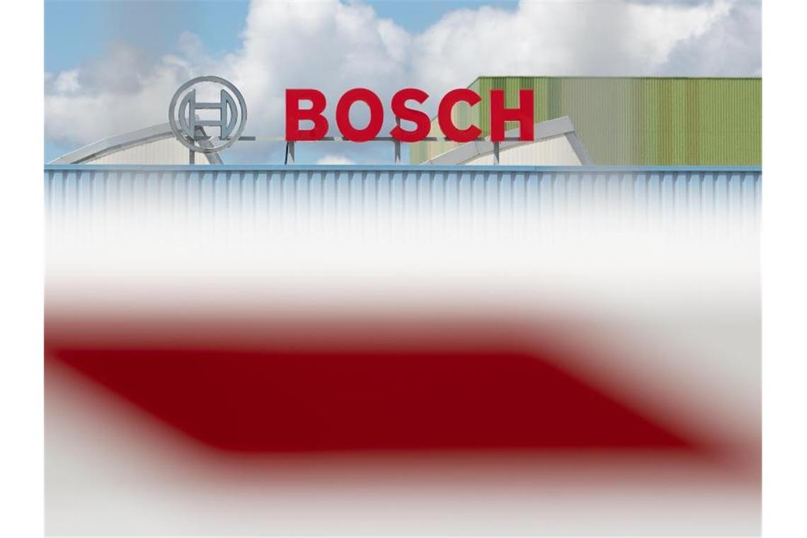 Das Bosch Logo steht auf dem Werksgelände. Foto: Tom Weller/dpa/Symbolbild