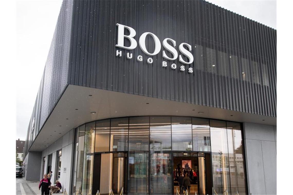 Das Boss-Logo am Flagship-Outlet von Hugo Boss in der Outlet-City von Metzingen. Foto: Sebastian Gollnow/dpa