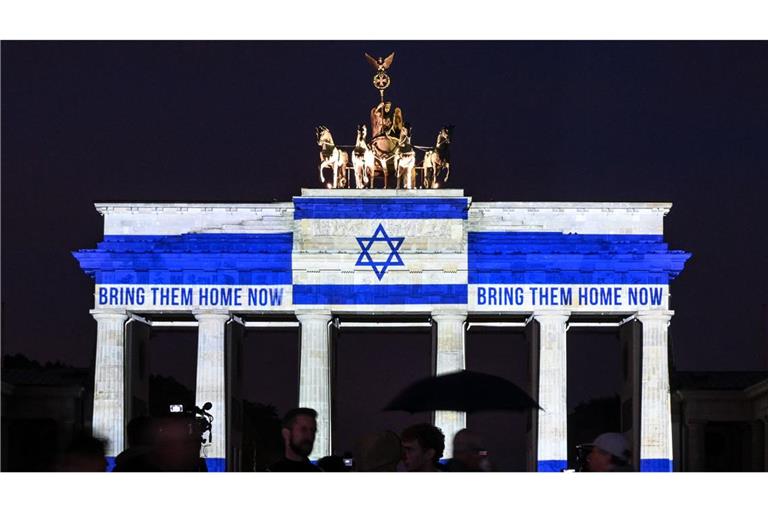 Das Brandenburger Tor ist in den Farben der israelischen Fahne angestrahlt.