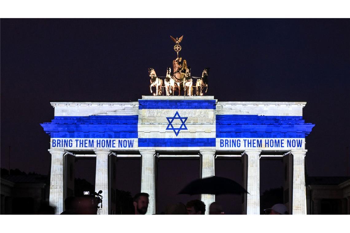 Das Brandenburger Tor ist in den Farben der israelischen Flagge angestrahlt.