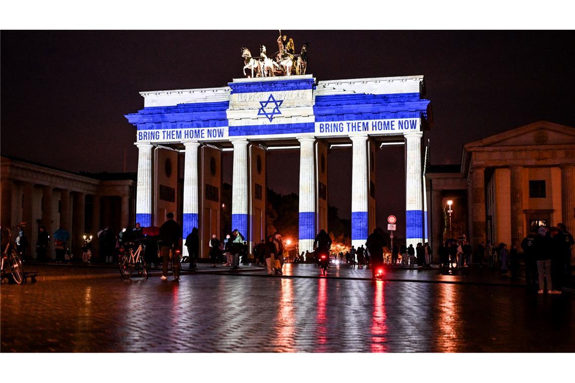 Das Brandenburger Tor ist in den Farben der israelischen Flagge angestrahlt.