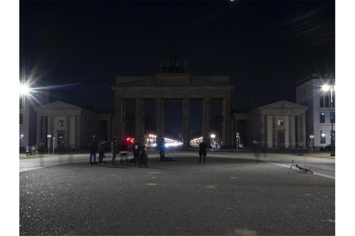 Das Brandenburger Tor ist während der "Earth Hour" im Dunkeln. Foto: Paul Zinken/dpa