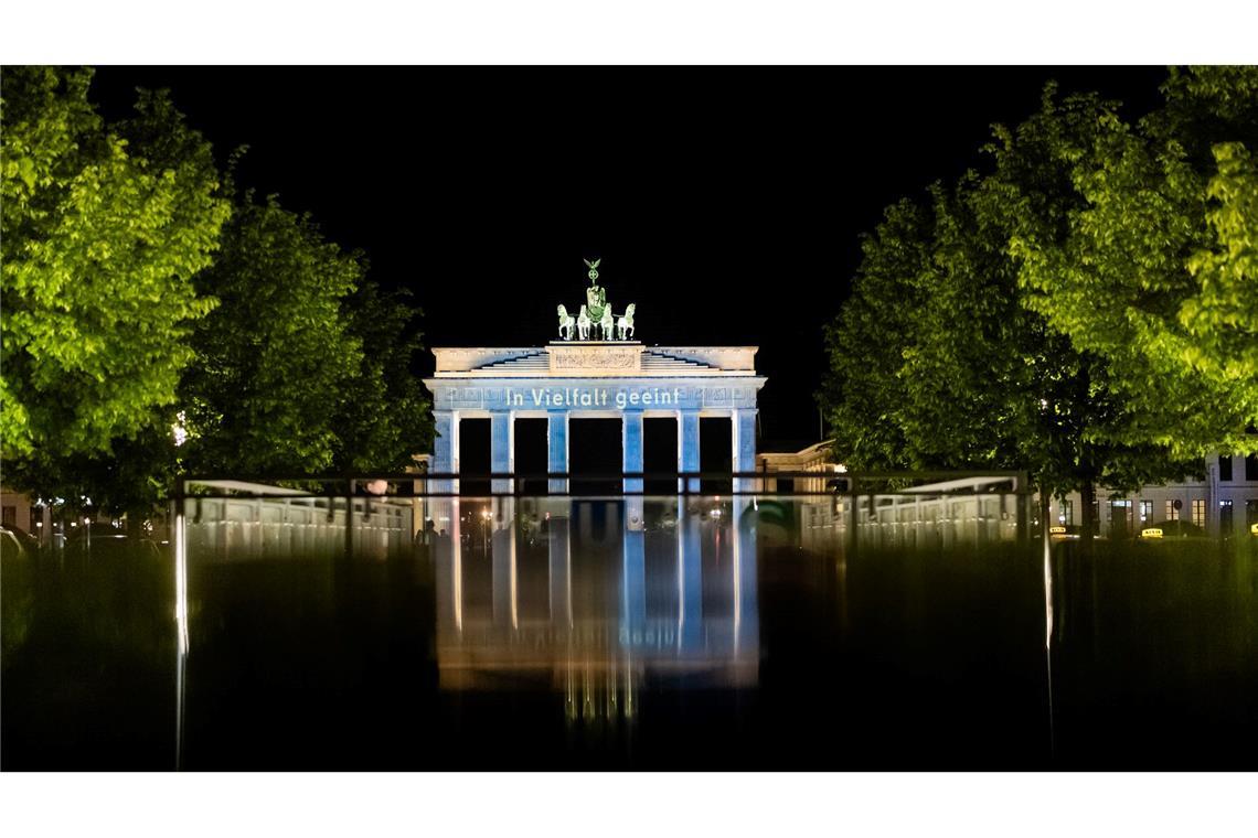 Das Brandenburger Tor wird anlässlich des Europa-Tags der Europäischen Union in den Farben der europäischen Flagge sowie mit dem Schriftzug "In Vielfalt vereint" illuminiert.