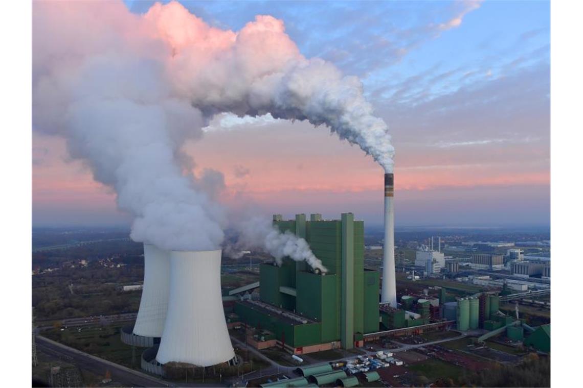 Fahrplan für Kohleausstieg steht: Milliarden für Betreiber Das Braunkohlekraftwerk Schkopau in Sachsen-Anhalt soll bis 2034 Strom produzieren. Foto: Martin Schutt/dpa-Zentralbild/dpa