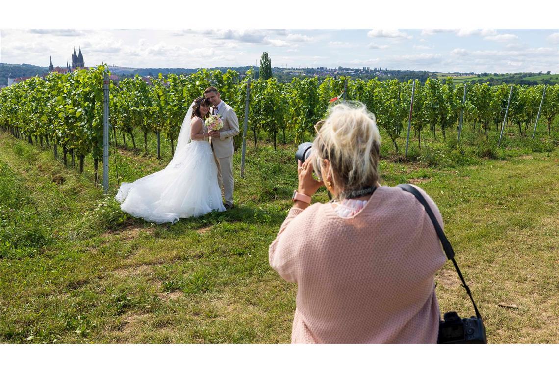 Bilder des Tages Das Brautpaar Isabell und Stephan lässt sich im Weinberg fotografieren.