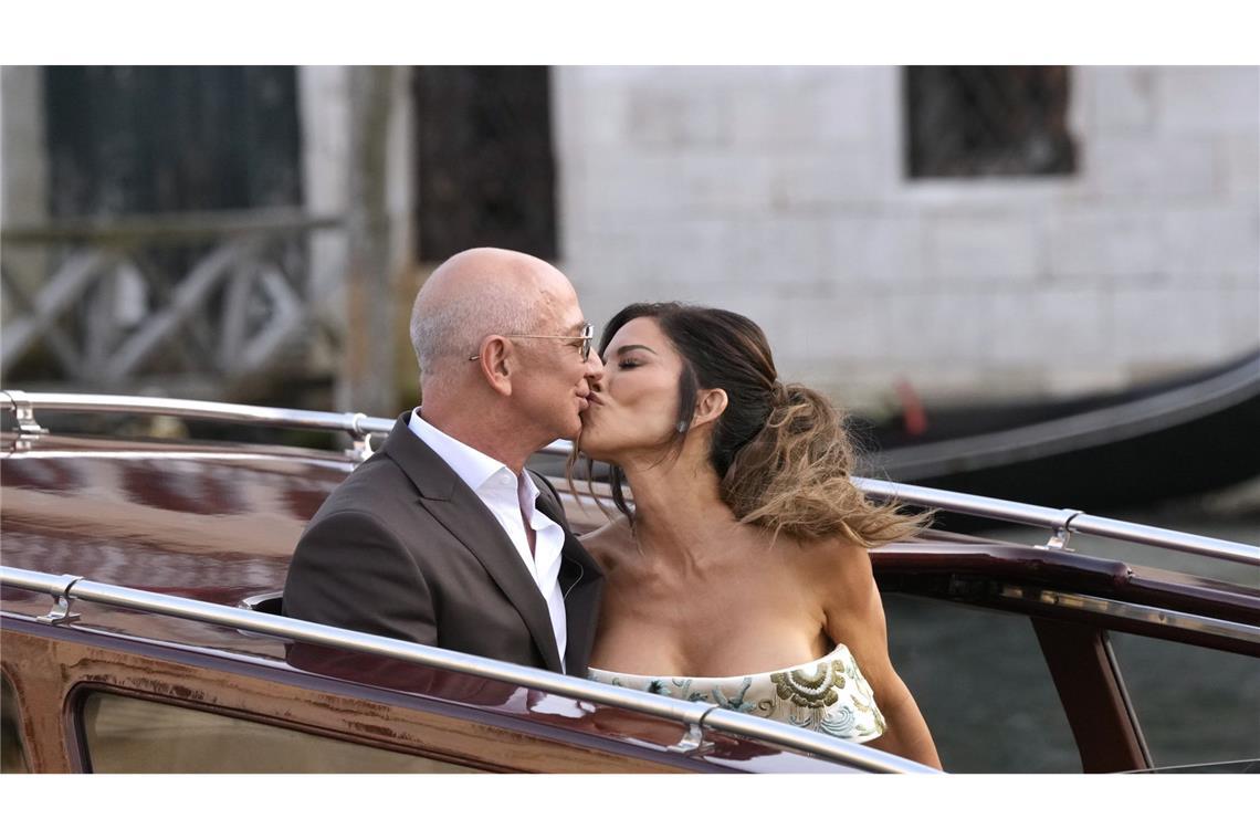Die eigensüchtige Hochzeit der Superlative Das Brautpaar zeigt sich vor der Hochzeit innig.