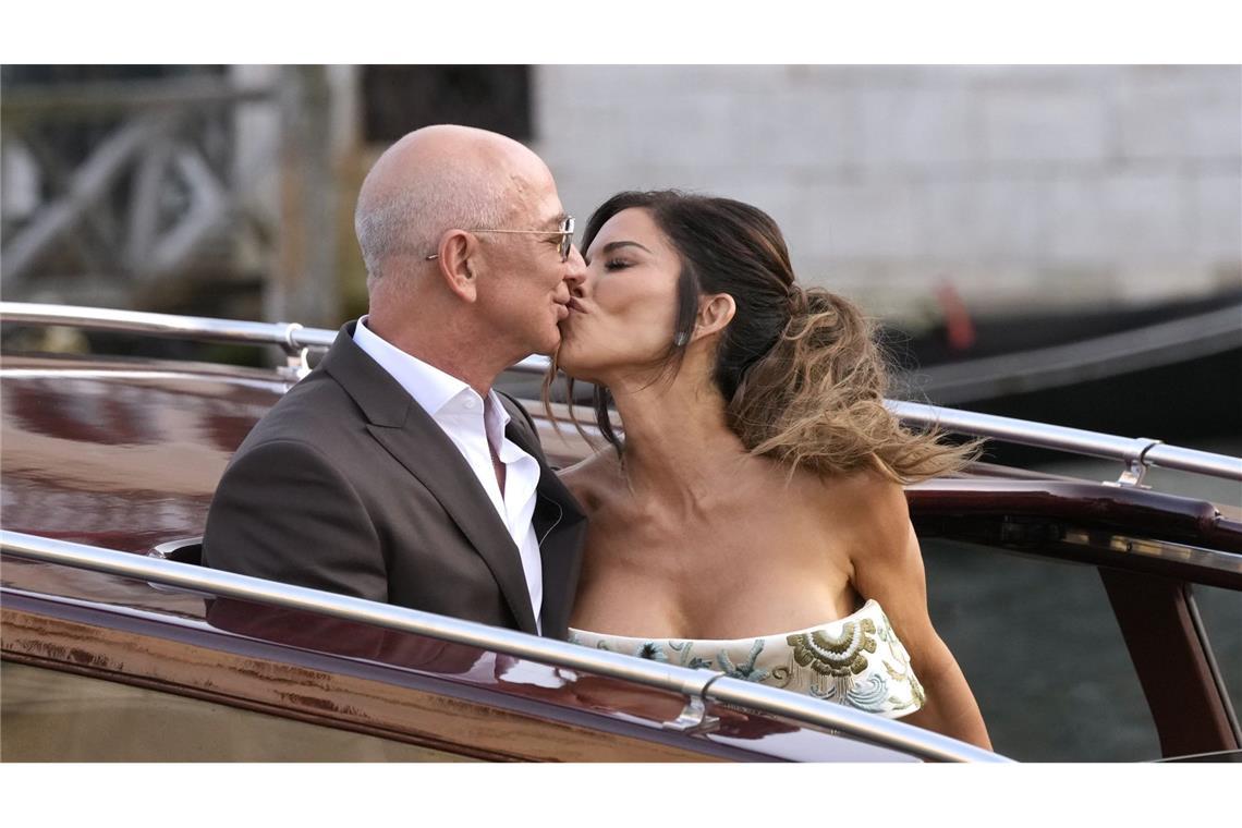 Jeff Bezos und Lauren Sánchez sagen Ja bei Vermählung der Superlative Das Brautpaar zeigt sich vor der Hochzeit innig.